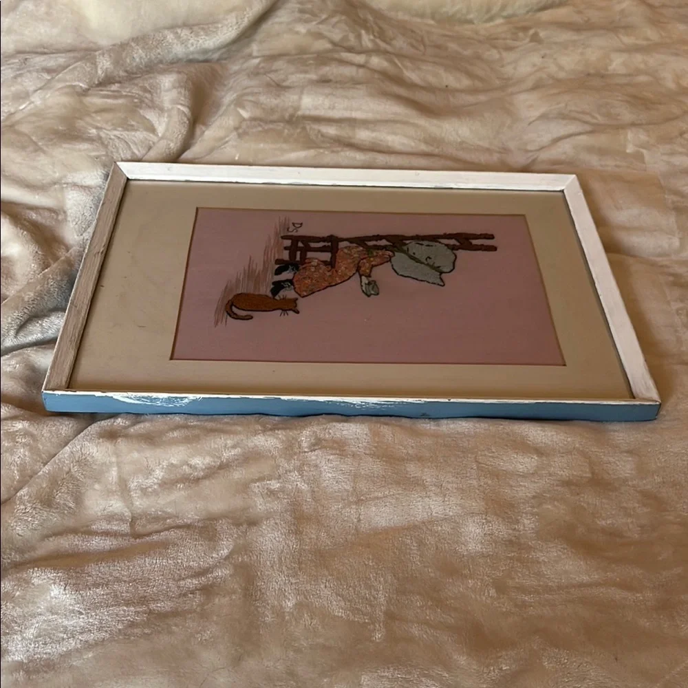 Vintage Holly Hobby style hand embroidered art girl with cat in pinks and blue - Picture 8 of 10